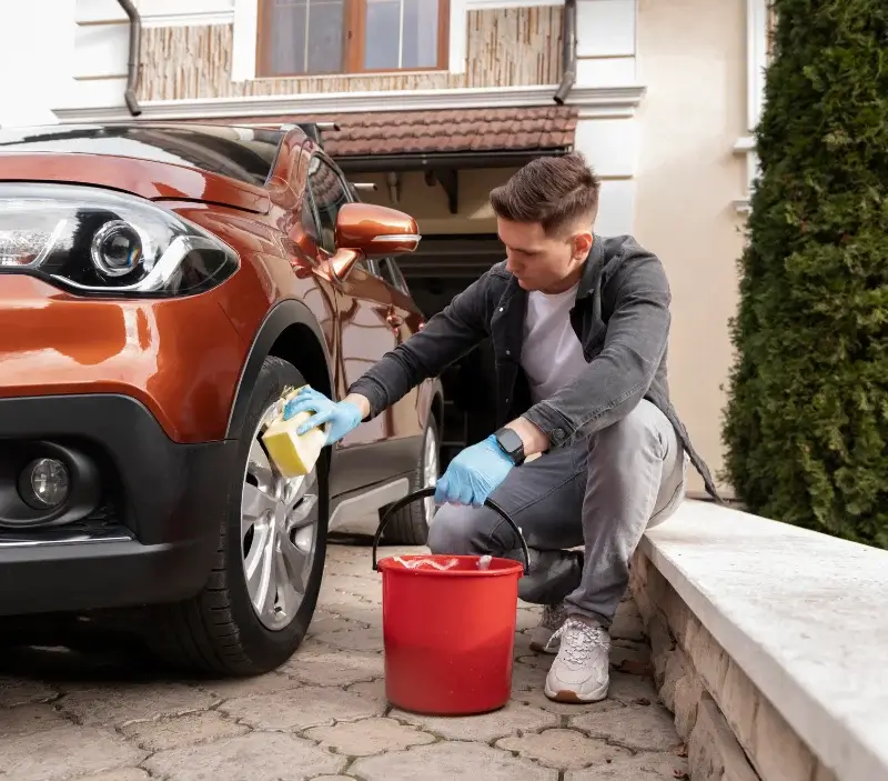 Lavage auto à domicile Souvigny-en-Sologne : professionnel intervenant sur un véhicule